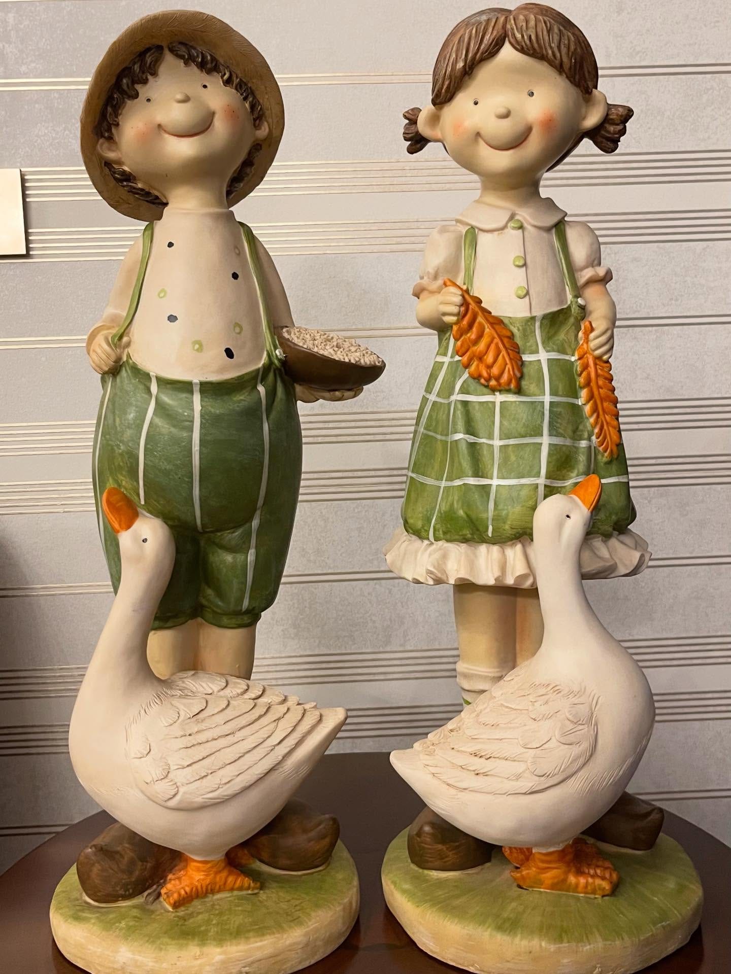 Giant American figurines